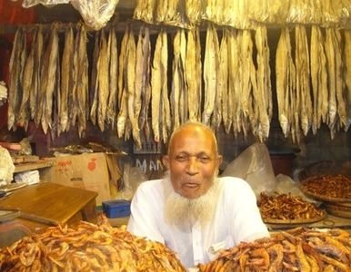 Bangladesh fish retail in market.jpg